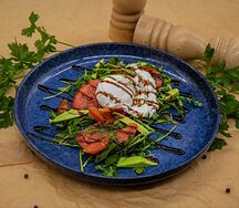 Салат с рукколой и яйцом пашот