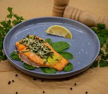 Стейк лосося запеченный со шпинатом 