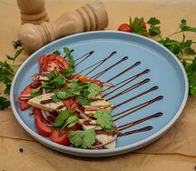 Салат Розовые томаты с кинзой