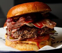 Бургер Papi с сыром бри и вишней