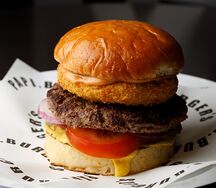 Бургер двойной с хрустящей моцареллой