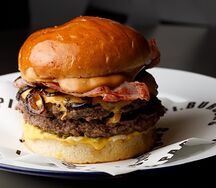 Бургер двойной с говяжьим беконом и карамелизированным луком