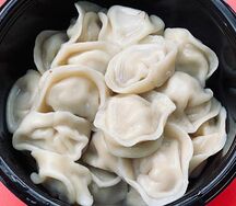 Пельмени отварные со сметаной