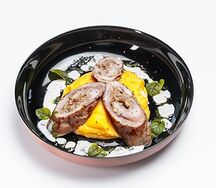 Куриный рулет с беконом и картофельным пюре