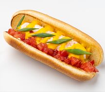 Хот-дог с камчатским крабом и тигровой креветкой