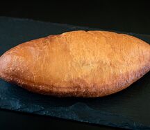 Сдобный пирожок с жареной капустой и яйцом