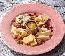 Ассорти домашних сыров