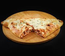 Закрытая пицца Кальцоне с курицей и грибами