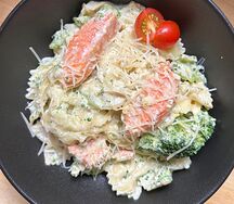Паста фарфалле с сёмгой и брокколи