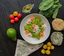Шпинатные блины с лососем