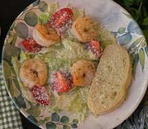 Салат Цезарь с креветками