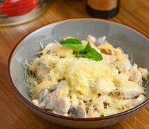 Паста с цыпленком и грибами в сливочном соусе