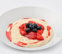 Овсяная каша на кокосовом молоке с сезонными ягодами