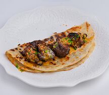 Шашлычок якитори из говяжьих щек с лепешкой роти 