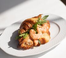 Круассан с креветкой, рукколой и перечным апельсином