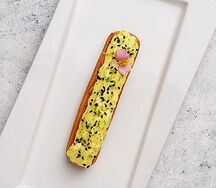 Эклер с тартаром из лосося и лимонным айоли