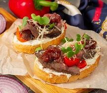 Брускетты с ростбифом