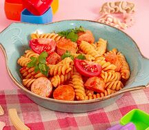 Фузилли с сосисками и томатный соус