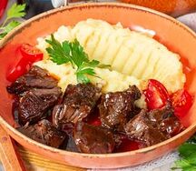 Телячьи щечки с картофельным пюре