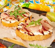 Брускетты с Пармской ветчиной и грушей