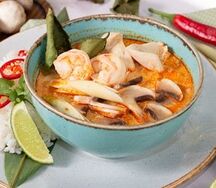 Том ям с креветками и курочкой