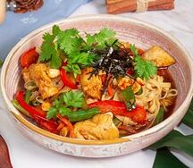 Лапша с курицей в соусе Адобо