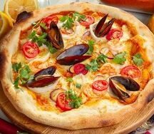 Пицца с морепродуктами в соусе том ям