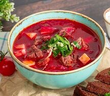 Борщ с говядиной и гренками