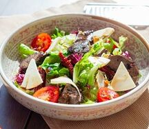 Теплый салат с куриной печенью