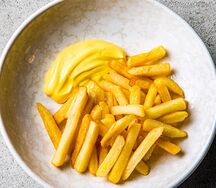 Картофель фри с сырным соусом