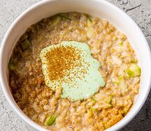 Каша овсяная с молоком, корицей и фисташковым соусом