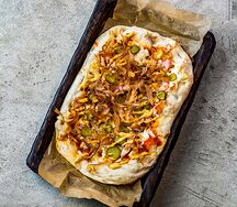 Живая пицца с пастромой, маринованными огурчиками и стружкой из тунца  