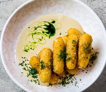 Сырные палочки с соусом Дижонский