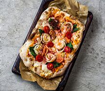 Пицца с морепродуктами, лососем и шпинатом