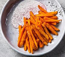 Батат фри с соусом из сметаны, хрена и лайма