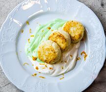 Сырники с фисташковым соусом и сметаной