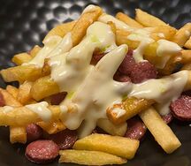 Картофель фри с охотничьими колбасками и сливочным сыром