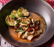 Дальневосточный кальмар с томатами и кабачками