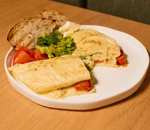 Омлет с моцареллой и соусом песто