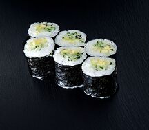 Ролл с огурцом и авокадо