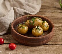 Картофель с чесноком и зеленью