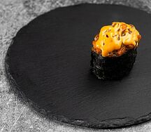 Запеченный гункан с лососем 