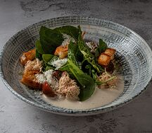 Цезарь с крабом и лангустином