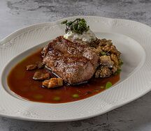 Баранина с печеным баклажаном и лесными грибами