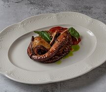 Осьминог с печеным картофелем и перцем