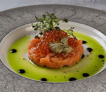 Тартар из лосося с красной икрой и гуакамоле