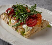 Брускетта с томатами и сыром страчателла