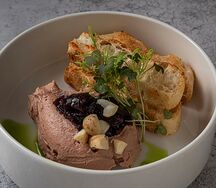 Паштет из куриной печени с желе из винoграда