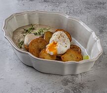 Жареный картофель с грибным соусом