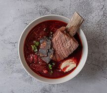 Борщ со страчателлой и копченой грушей